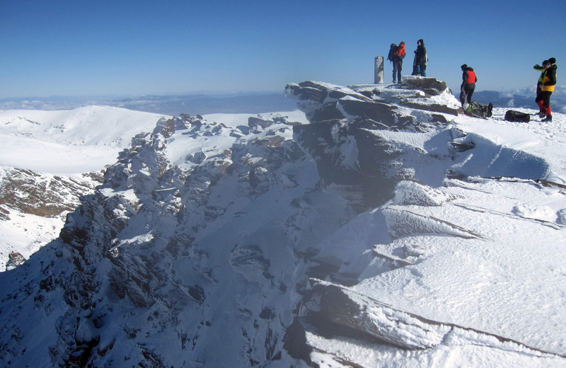 Desafía la Altura en la Cara Norte del Mulhacén: La Aventura que Te Hará Sentir en la Cumbre del Mundo